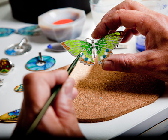 Luis Válles - esmalte al fuego - Técnica esmalte vitral. Esmaltando un broche mariposa en técnica vitral.
